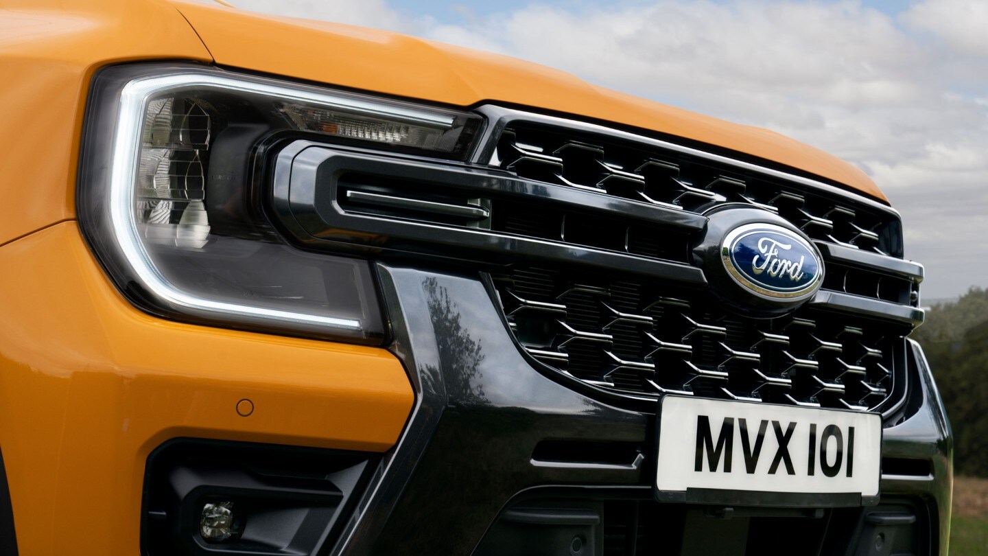 Ford Ranger in Orange. Detailansicht Scheinwerfer und Kühlergrill