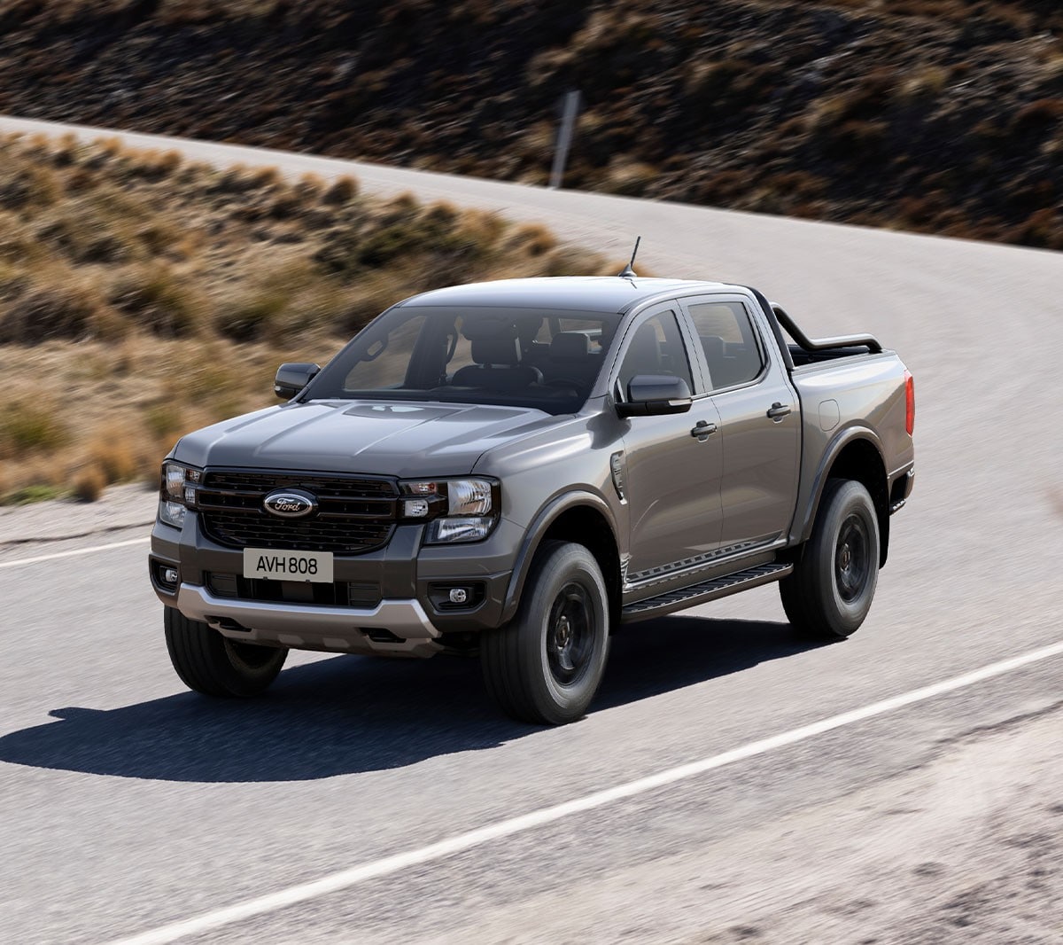 Ford Ranger Tremor in Grau. Frontansicht, fahrend auf einer Straße.