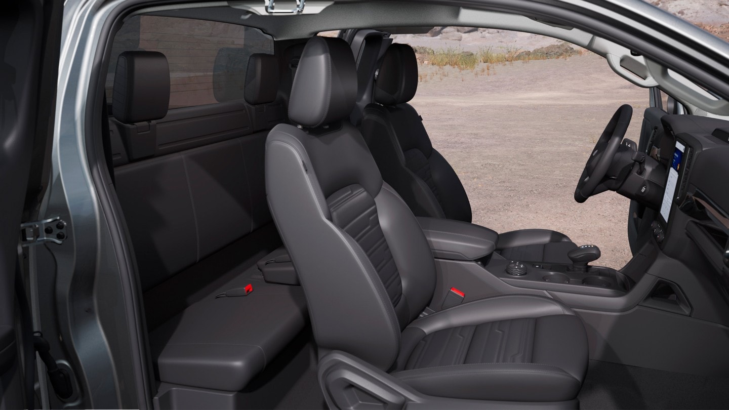 Ford Ranger Innenraum. Detailansicht der Sitze durch geöffnete Fahrertür