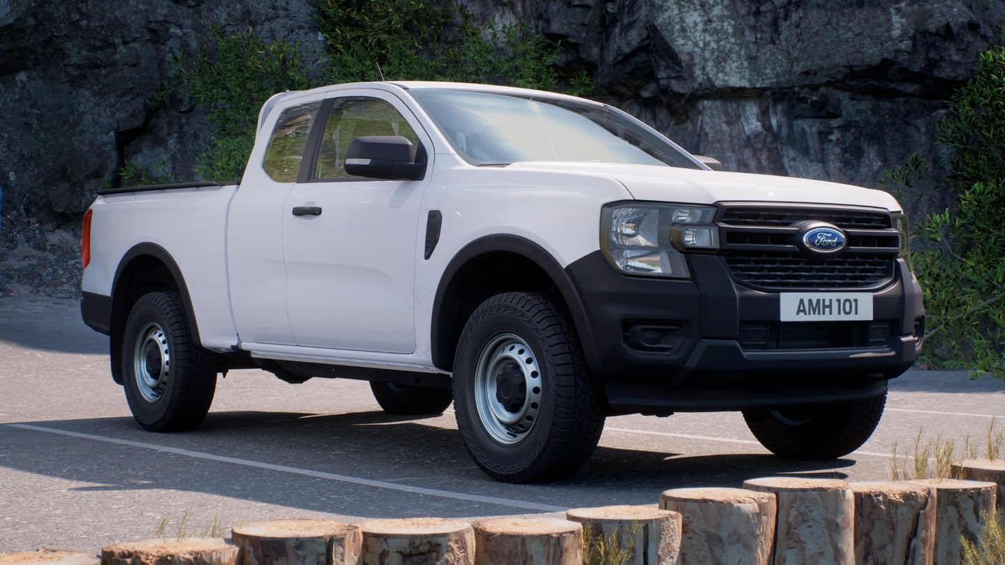 Ford Ranger in Weiß. Dreiviertelansicht, parkt auf Parkplatz im Gebirge