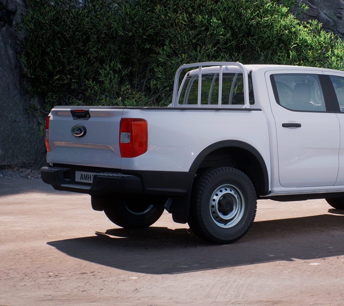 Ford Ranger in Weiß. Heckansicht, parkt auf Parkplatz im Gebirge