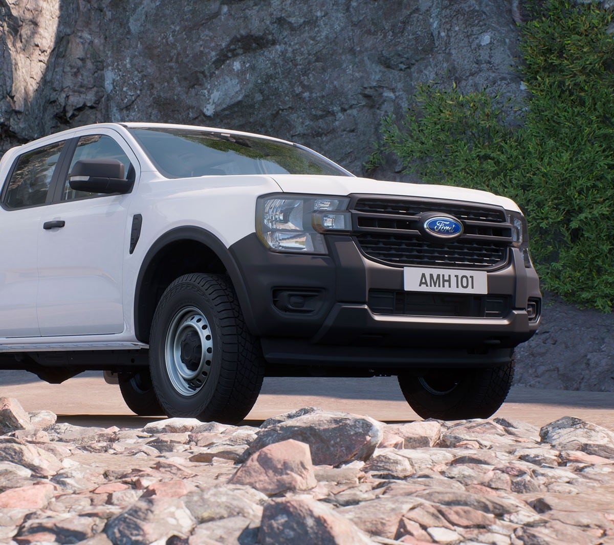 Ford Ranger in Weiß. Dreiviertelansicht, parkt auf unbefestigtem Gelände im Gebirge