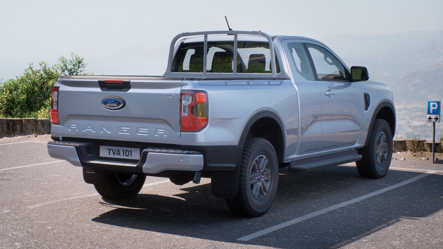 Ford Ranger in Silber. Heckansicht, parkt auf Parkplatz im Gebirge