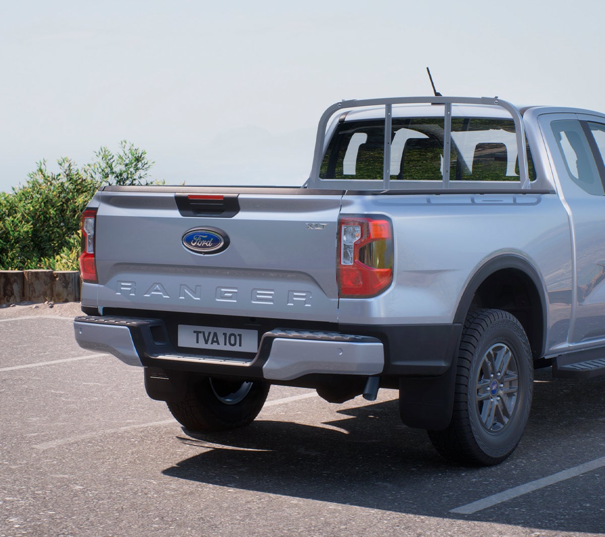 Ford Ranger in Silber. Heckansicht, parkt auf Parkplatz mit Talblick