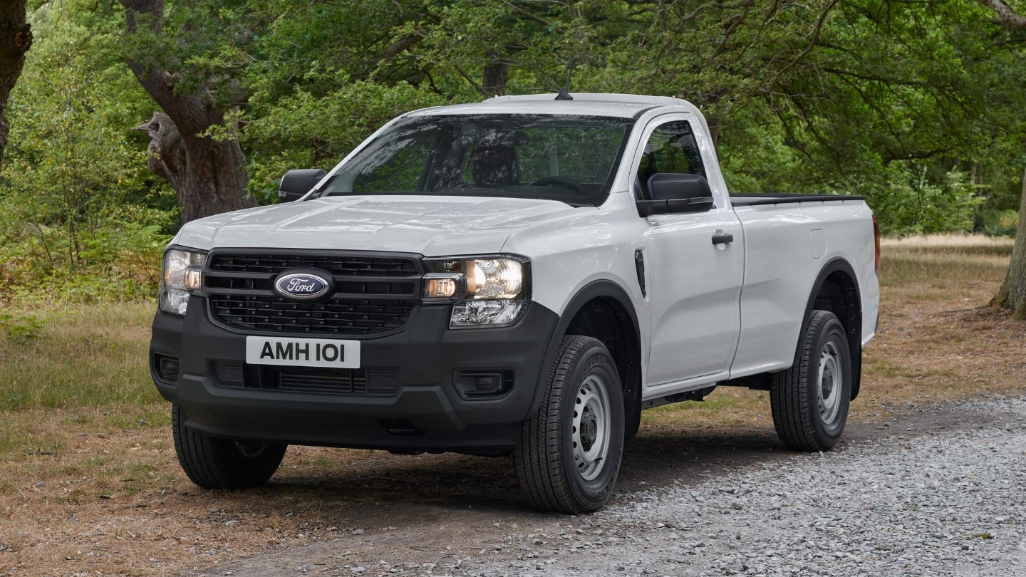 Ford Ranger in Weiß. Frontansicht, parkt auf einem Waldweg