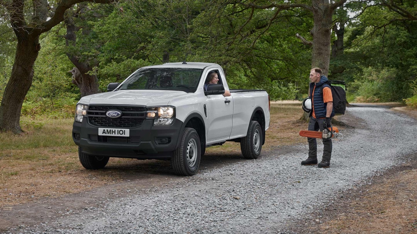 Ford Ranger in Weiß. Frontansicht, parkt auf einem Waldweg