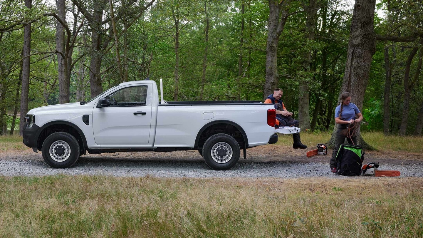 Ford Ranger in Weiß. Seitenansicht, parkt auf Waldweg