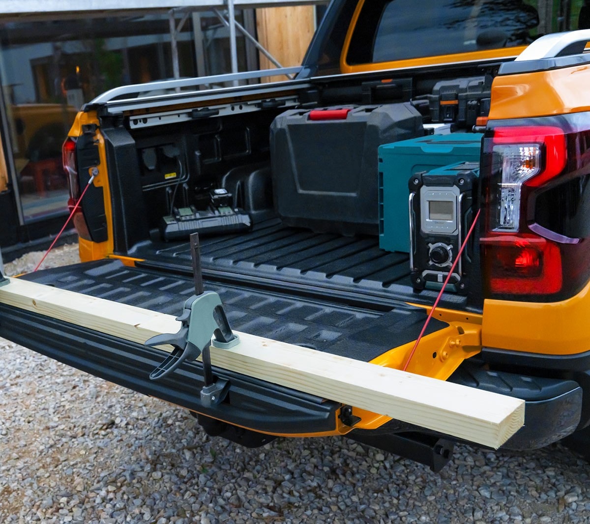 Ford Ranger in Orange. Detailansicht der Heckklappe