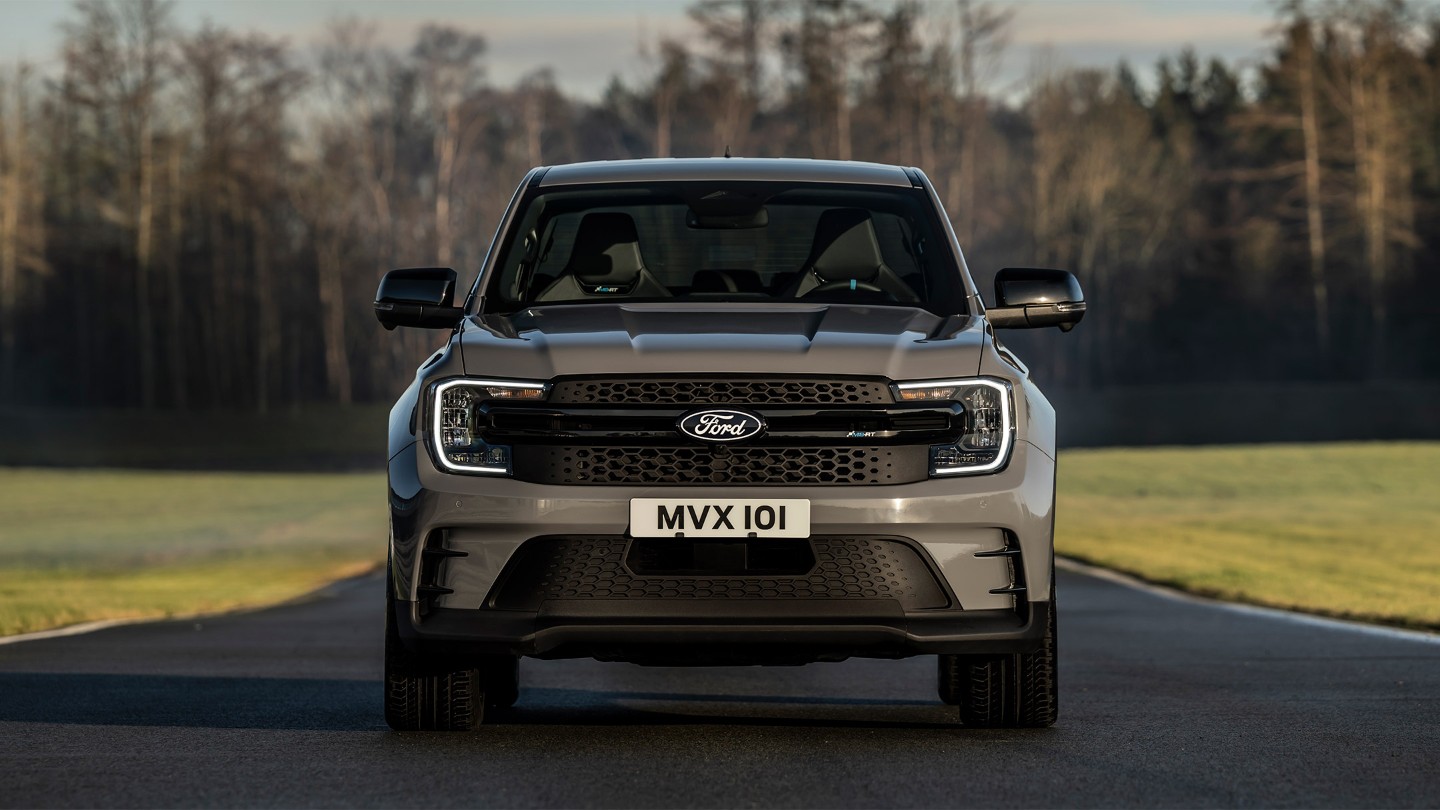 Ford Ranger MS-RT in Grau. Dreiviertelansicht, auf einer Straße bei Sonnenuntergang, Video.