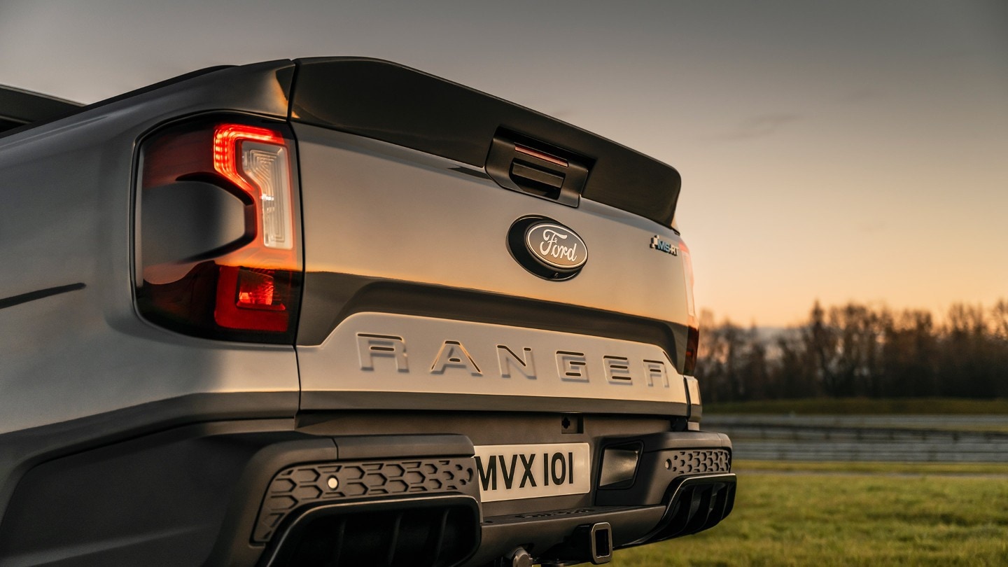 Ford Ranger MS-RT in Grau. Ansicht auf das Heck.