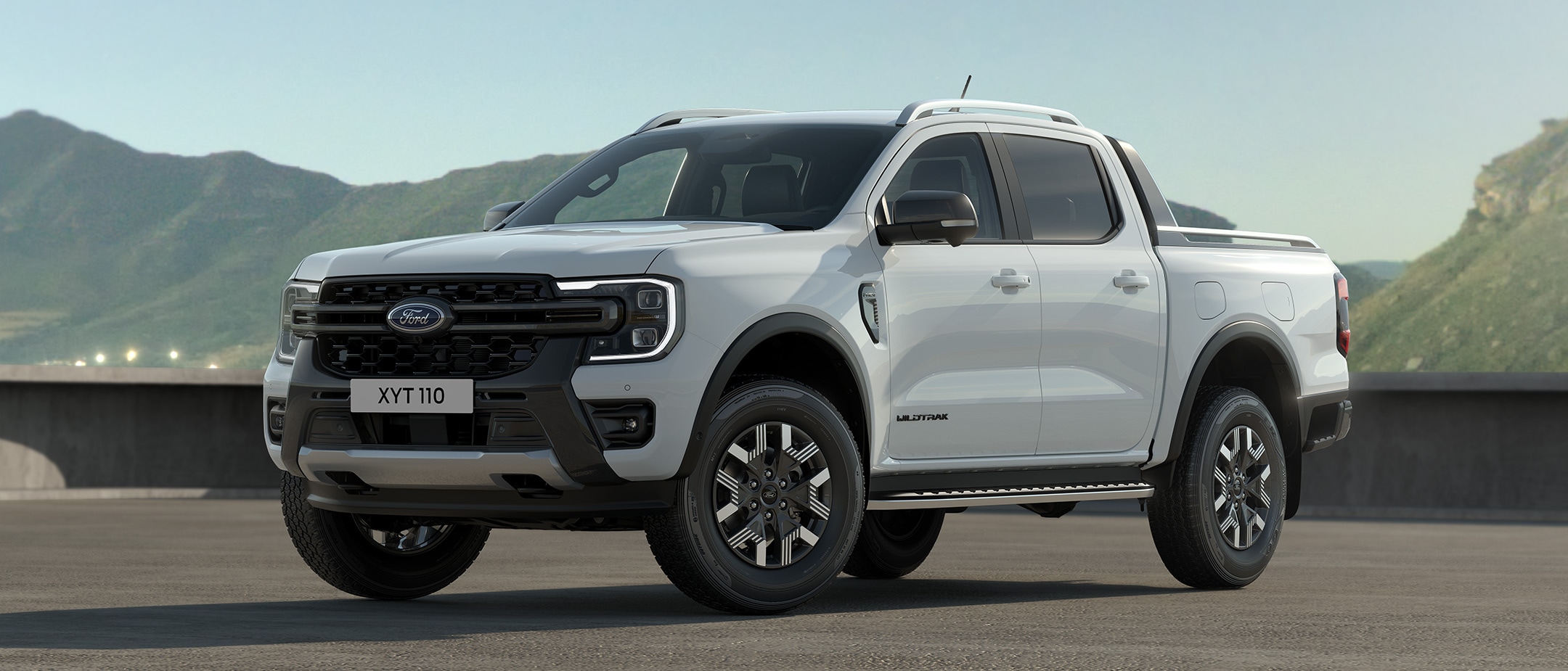 Ford Ranger Plug-In-Hybrid in Weiß. Dreiviertelansicht, stehen auf einer Fläche. 