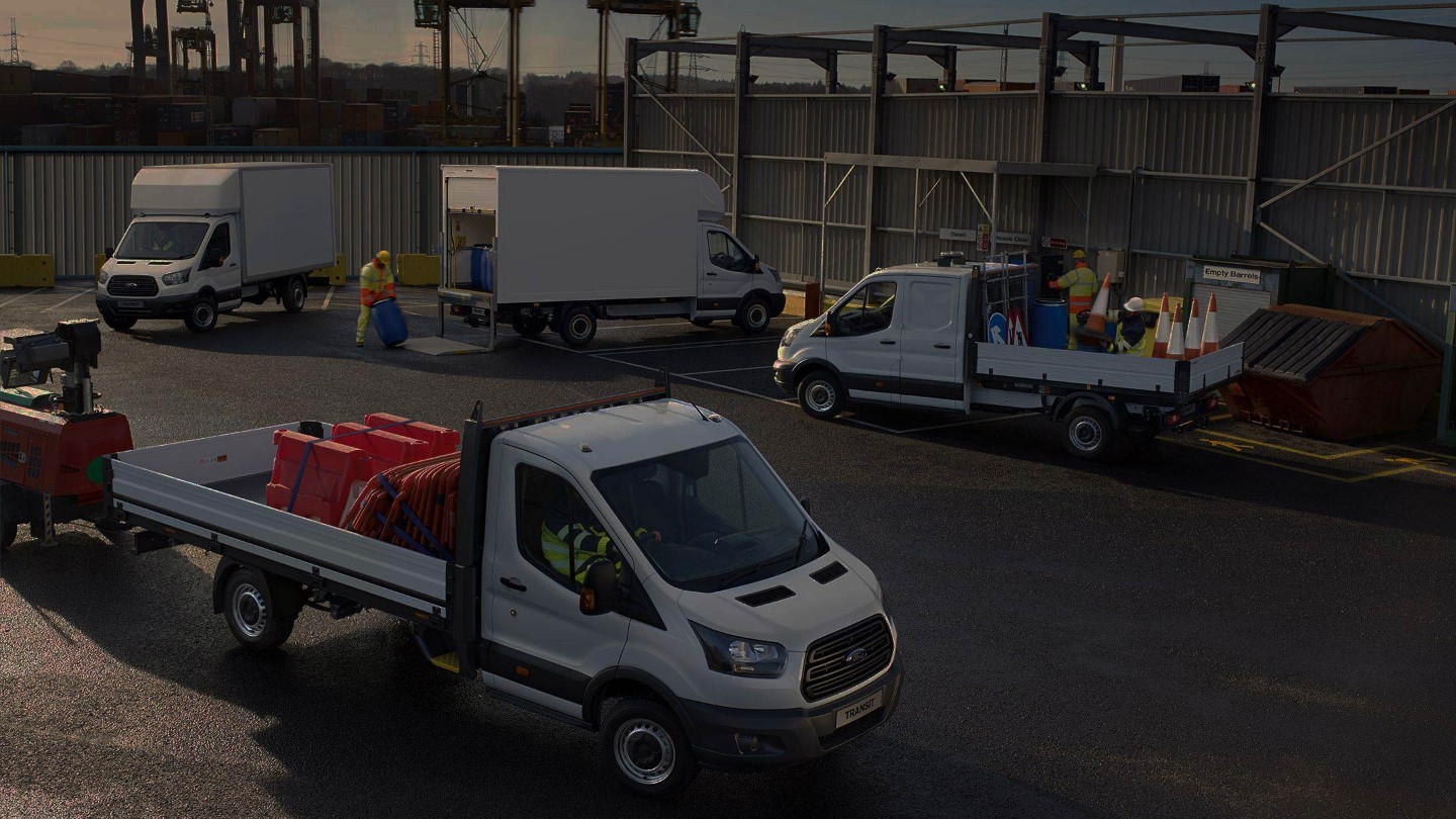 Ford Transit Fahrgestelle in Weiß, parken auf einer Baustelle