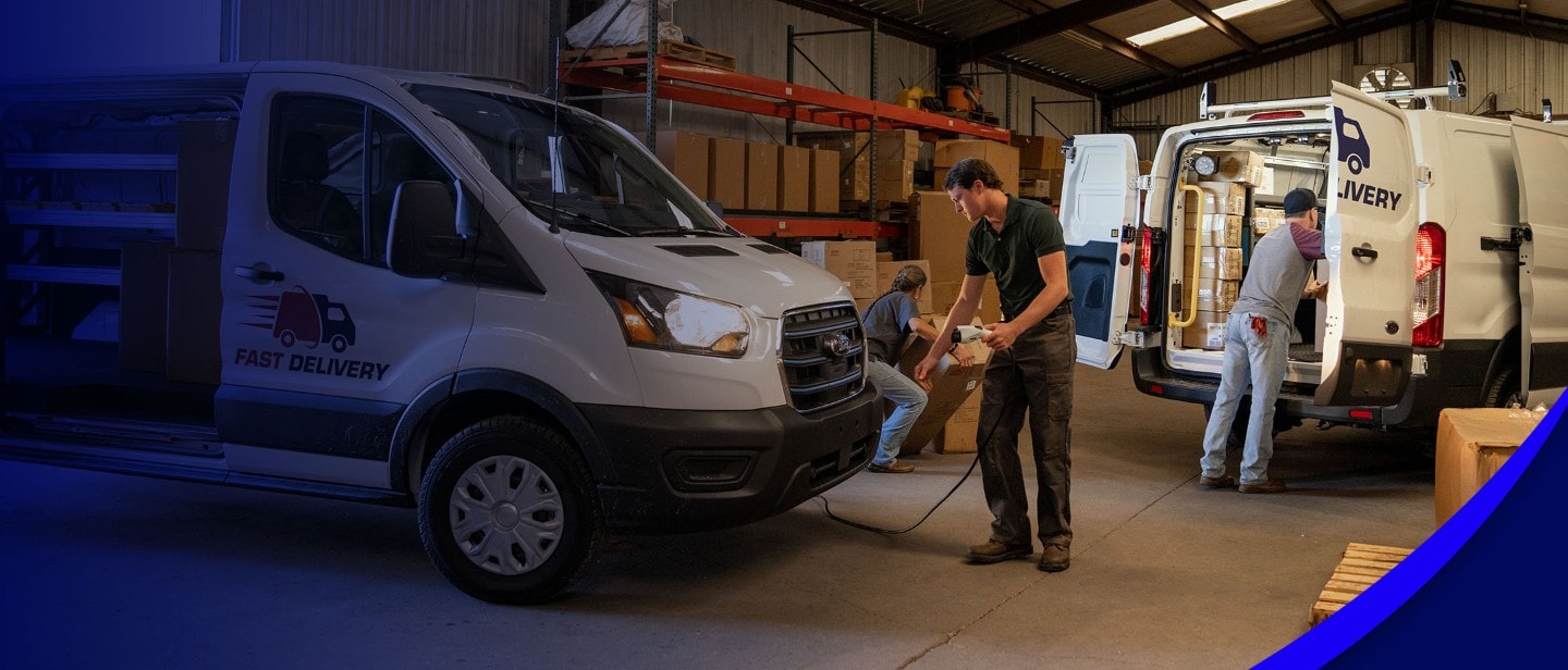 Arbeiter in einer Werkstatt mit Ford Nutzfahrzeugen