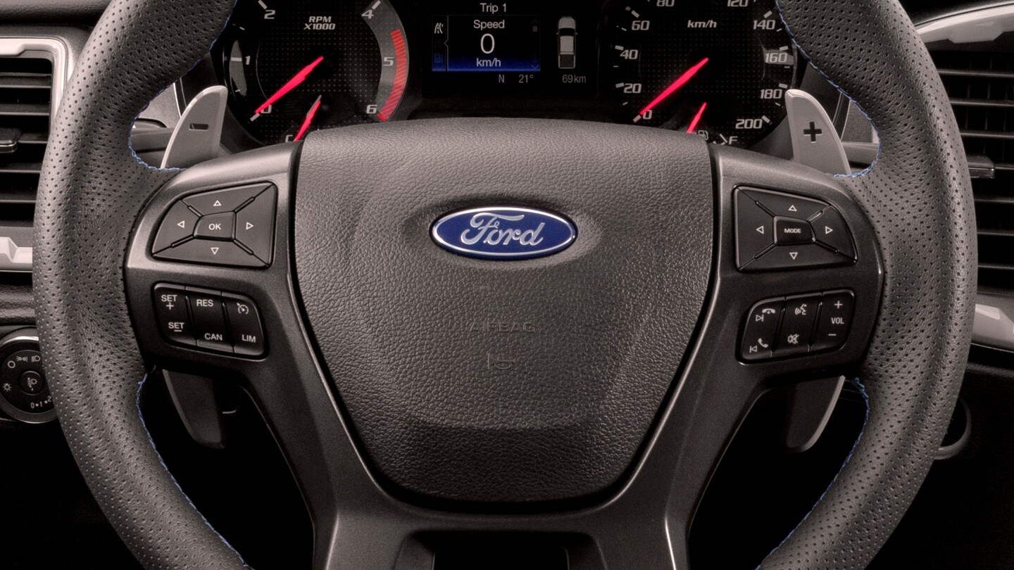 Ford Ranger Raptor Innenraum. Detailansicht des Lenkrads