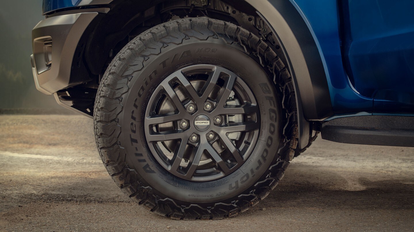 Ford Ranger Raptor in Blau. Detailansicht des Leichtmetallrads