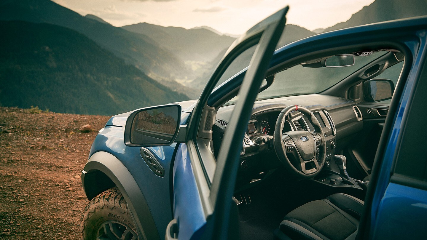 Ford Ranger Raptor in Blau. Innenansicht durch geöffnete Fahrertür