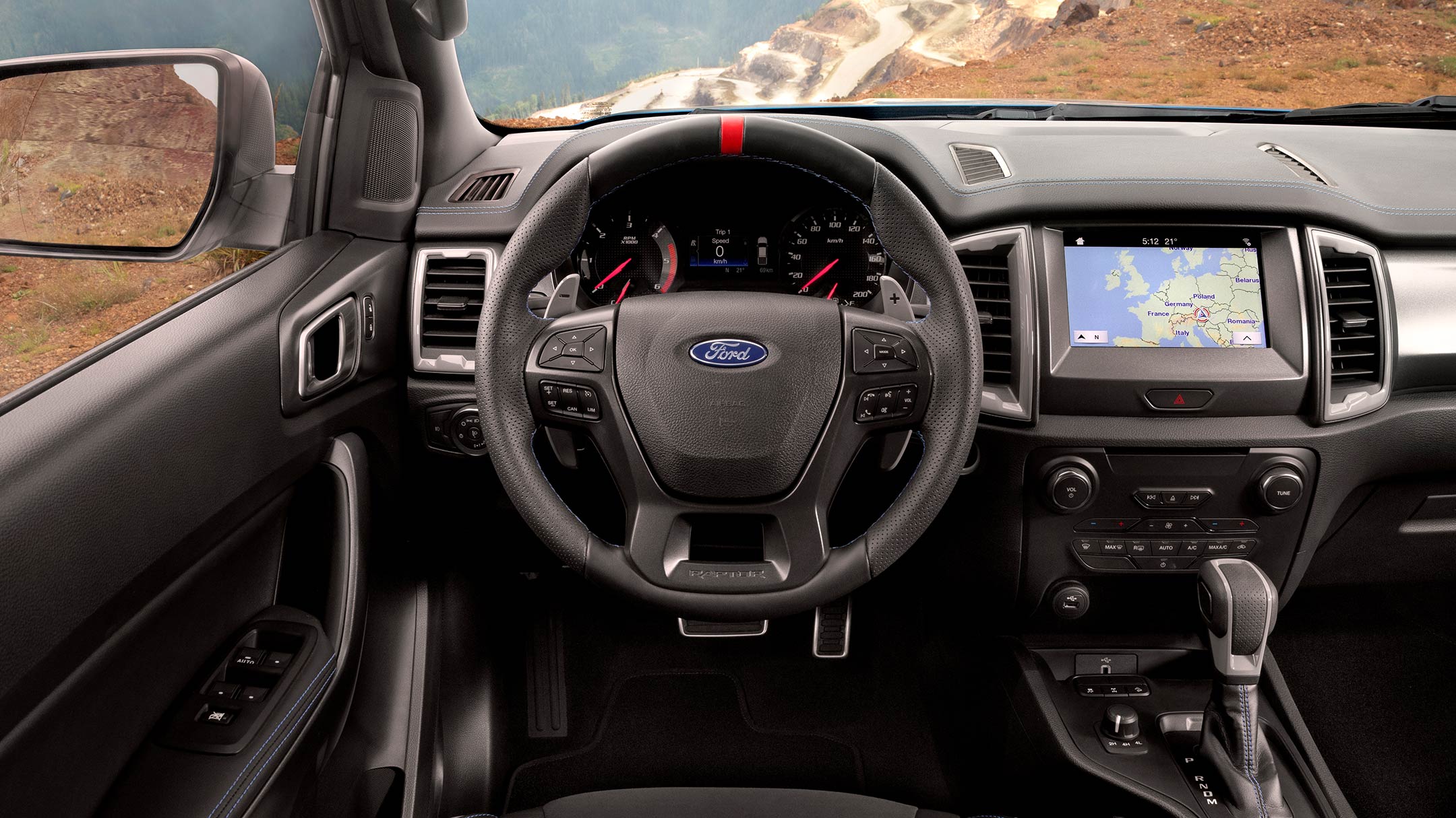 Ford Ranger Raptor. Innenraum, Detailansicht des Lenkrads und der Instrumententafel