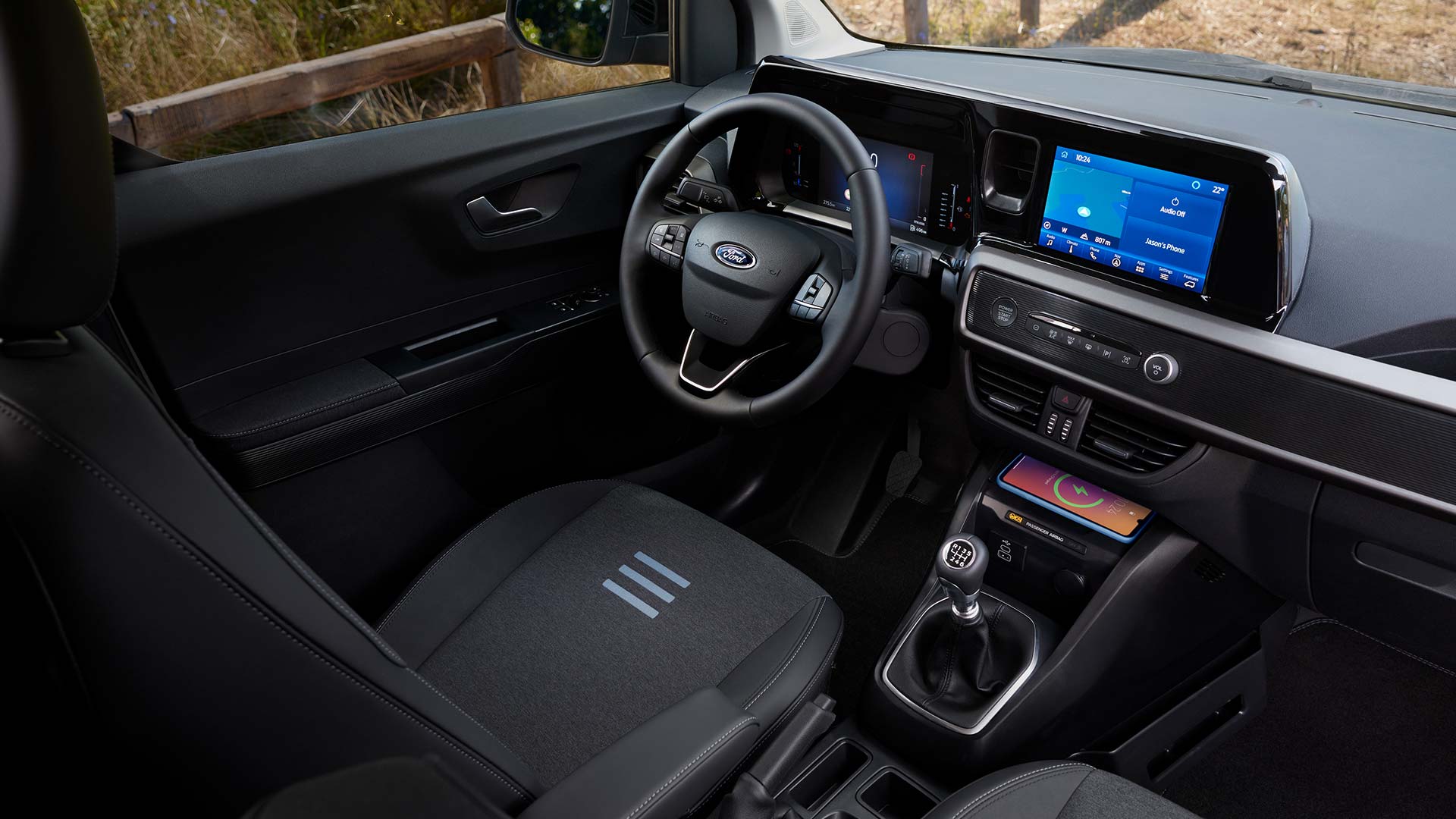Ford Transit Courier Innenraum. Ansicht auf Vordersitz und Armaturenbrett mit Ford SYNC 4-Touchscreen.