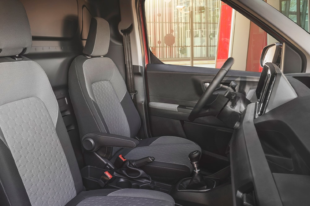 Ford Transit Courier Innenraum. Ansicht der vorderen Sitze.
