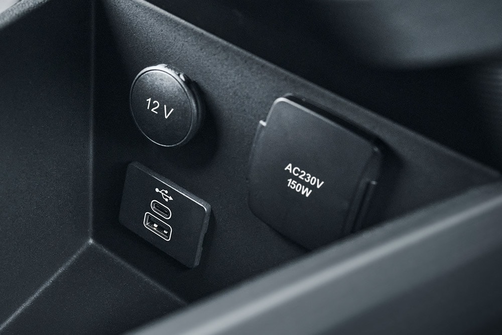 Ford E-Tourneo Courier Innenraum. Detailansicht USB-Anschlüsse und 12-Volt-Anschluss.