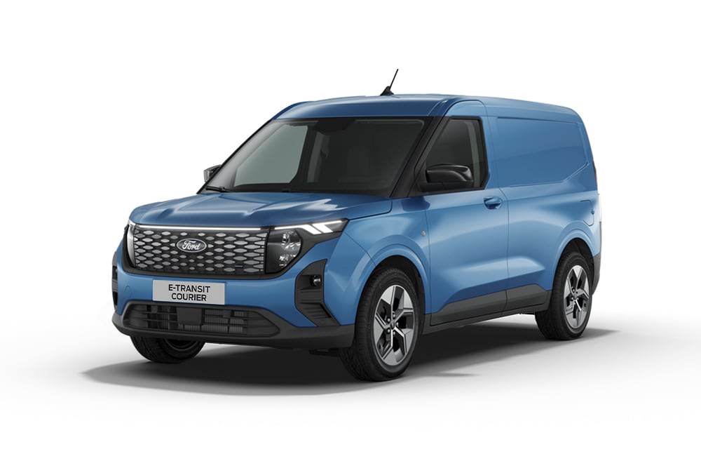Ford E-Transit Courier in Blau. Dreiviertelansicht, vor einem weißen Hintergrund.
