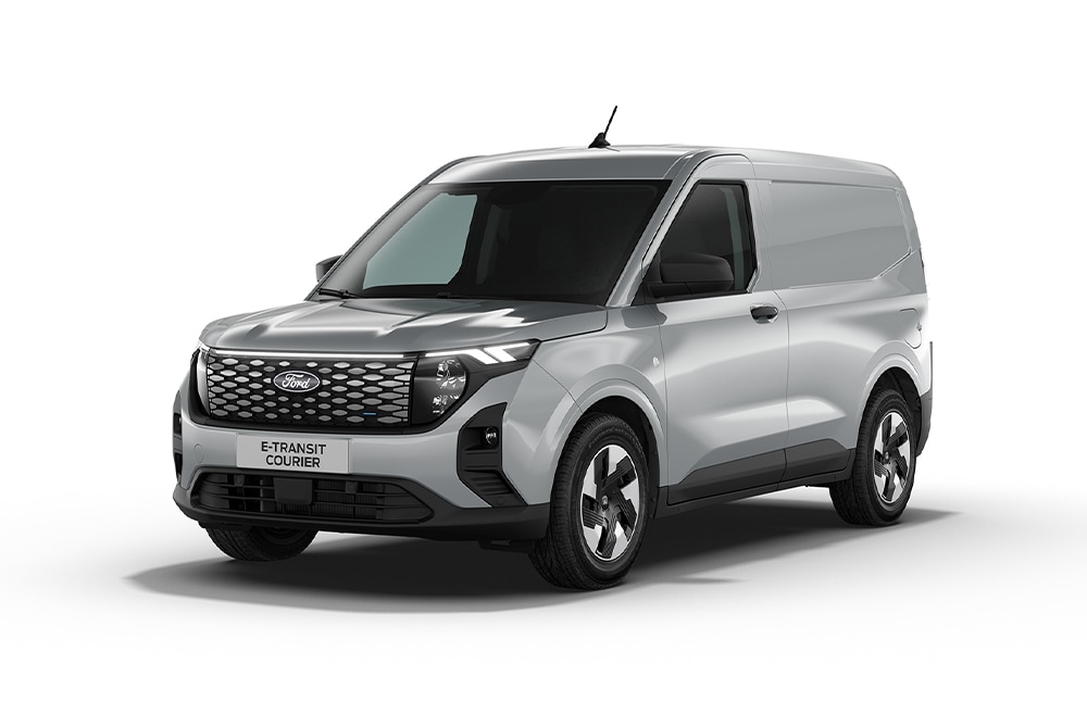 Ford E-Transit Courier in Grau. Dreiviertelansicht, vor einem weißen Hintergrund.