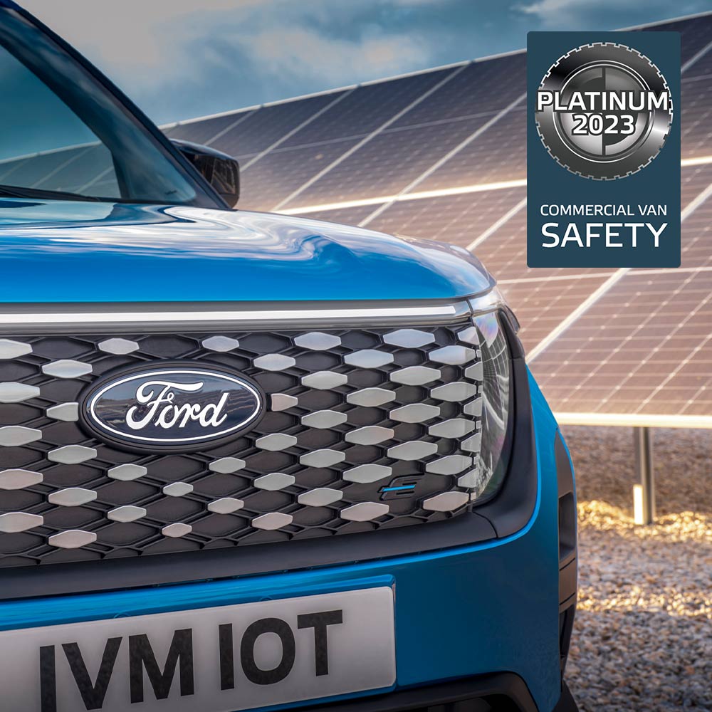 Ford E-Transit Courier in Blau. Detailansicht Ford-Logo.