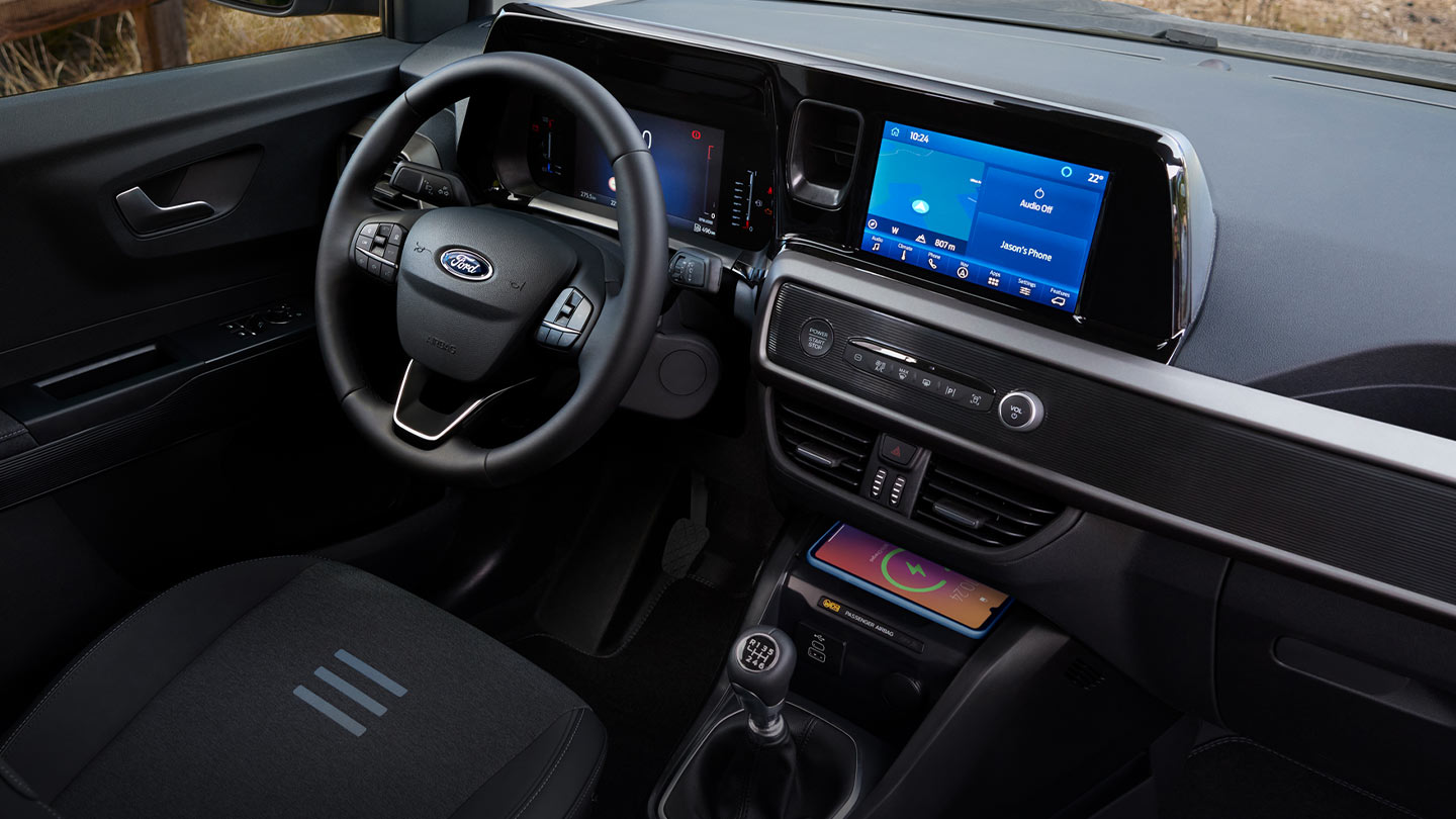 Ford Transit Courier Innenraum. Ansicht auf Vordersitz und Armaturenbrett mit SYNC 4-Touchscreen.