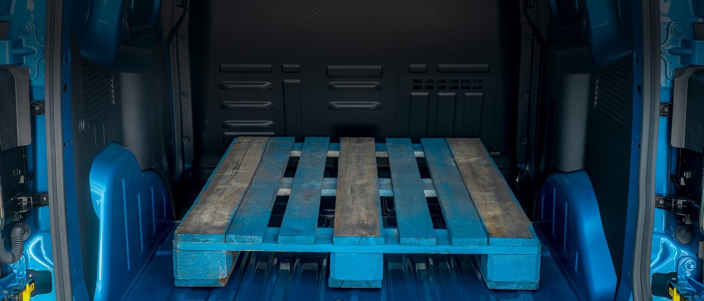 Ford Transit Courier in Blau. Detailansicht Laderaum mit Europalette