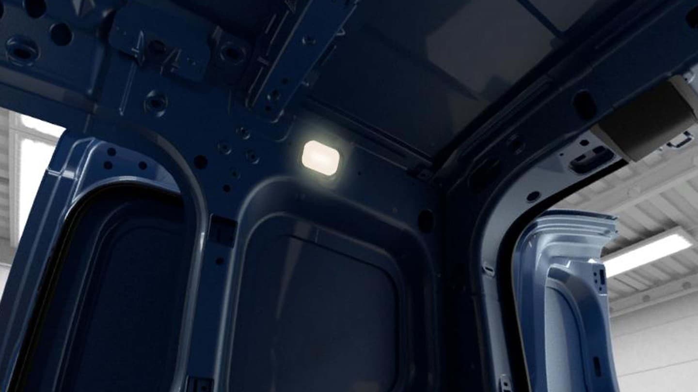 Ford Transit Courier in Blau. Innenansicht, Laderaum mit LED-Lichter