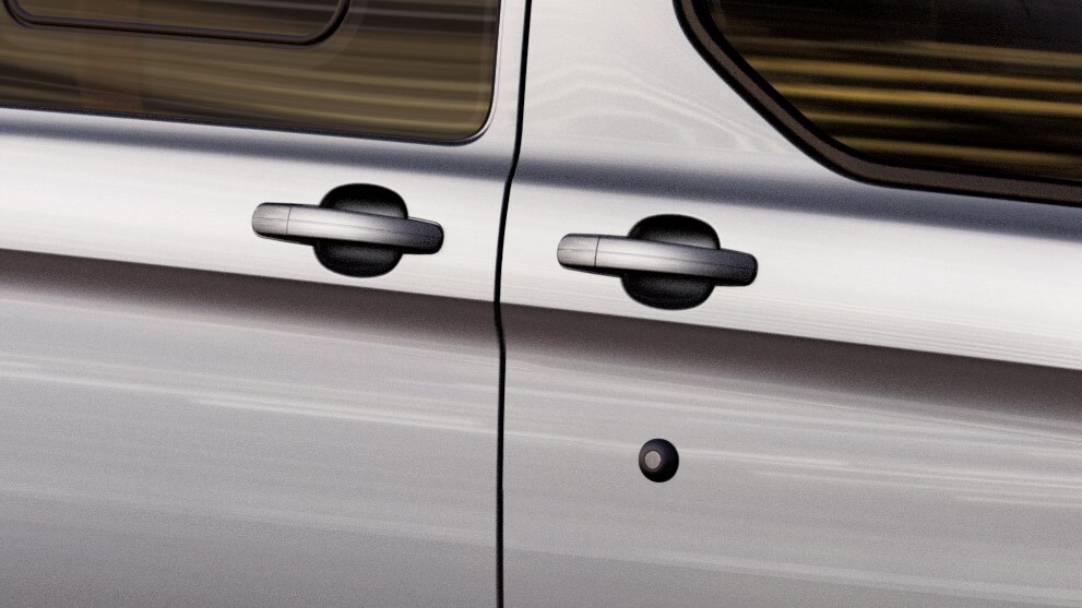 Ford Transit Custom in Silber. Ausschnitt Beifahrerseite, Türschloss im Detail