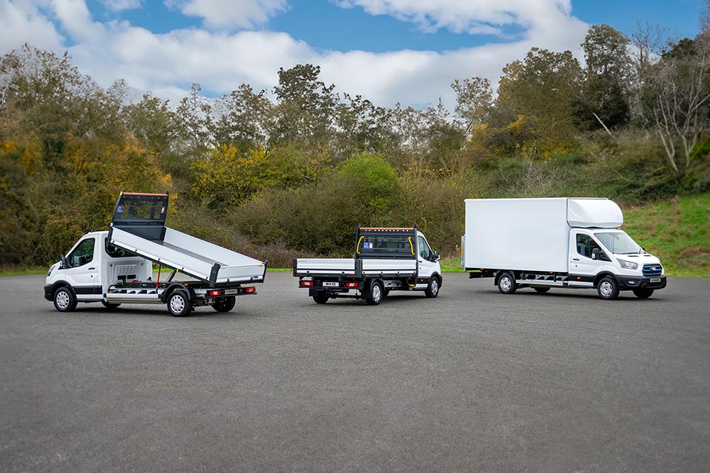 Ford Transit Modellreihe mit Kippern und Kofferaufbauten.