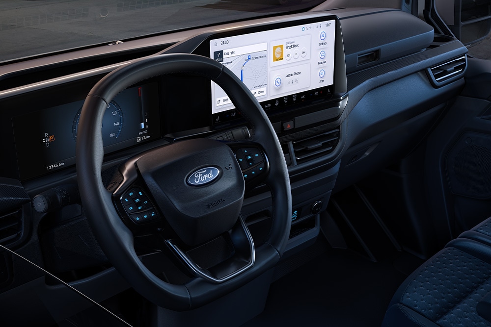 Innenansicht eines Ford-Fahrzeugs mit großem digitalem Armaturenbrett.