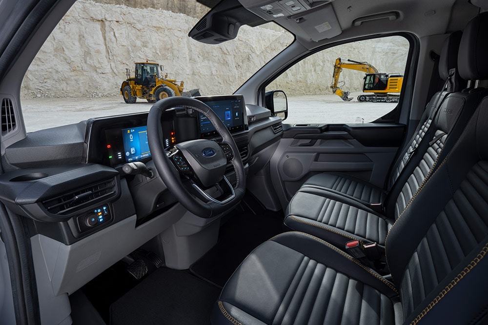 Ford Transit Custom Innenraum. Ansicht des Armaturenbrettes, Lenkrad und Sitzen.
