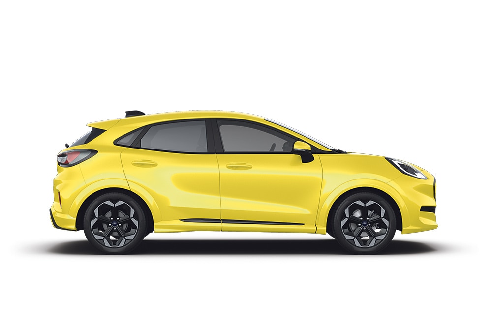 Ford Puma Gen-E in Gelb. Seitenansicht, vor einem weißen Hintergrund.