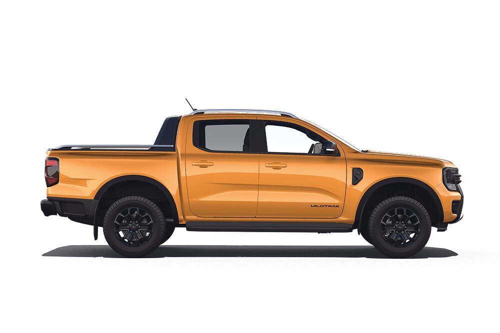 Ford Ranger Plug-in-Hybrid in Orange. Seitenansicht, vor einem weißen Hintergrund.