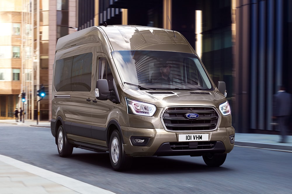 Vorteile der Ford Pro Software werden gezeigt, wobei die Funktionen und Einsatzmöglichkeiten des vollelektrischen E-Transit hervorgehoben werden.