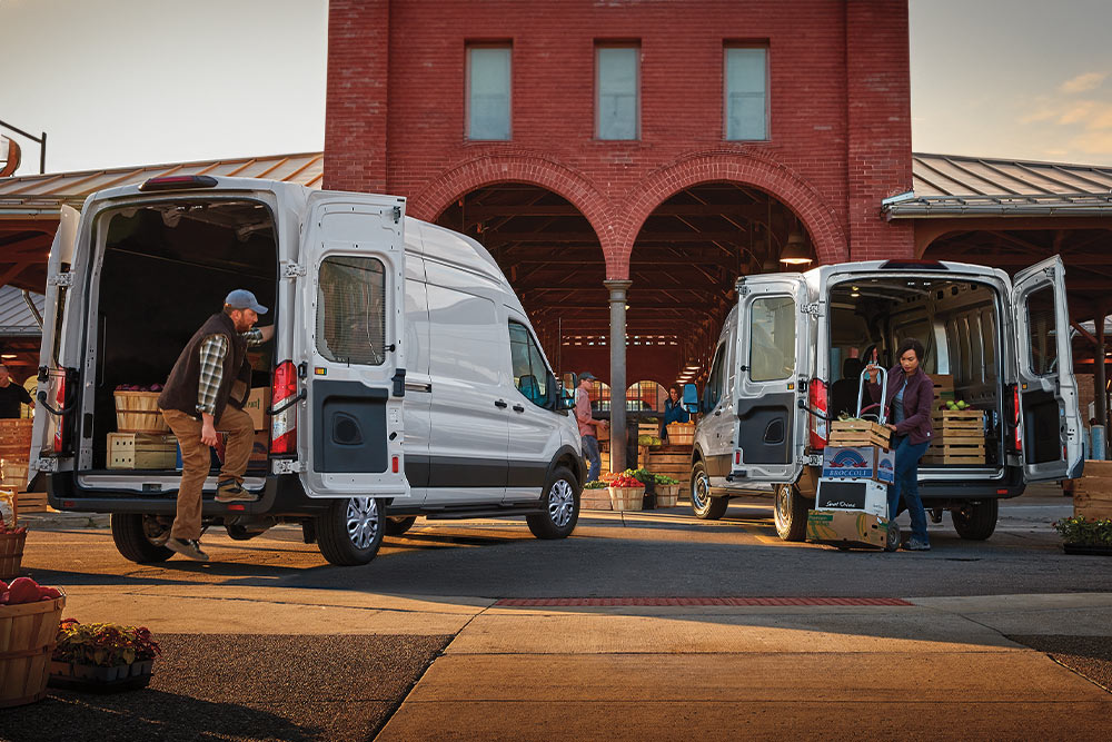 Szenen, die zeigen, wie Sie Ihr Ford In-Vehicle-Modem aktivieren und seine praktischen Anwendungen im Alltag nutzen können.