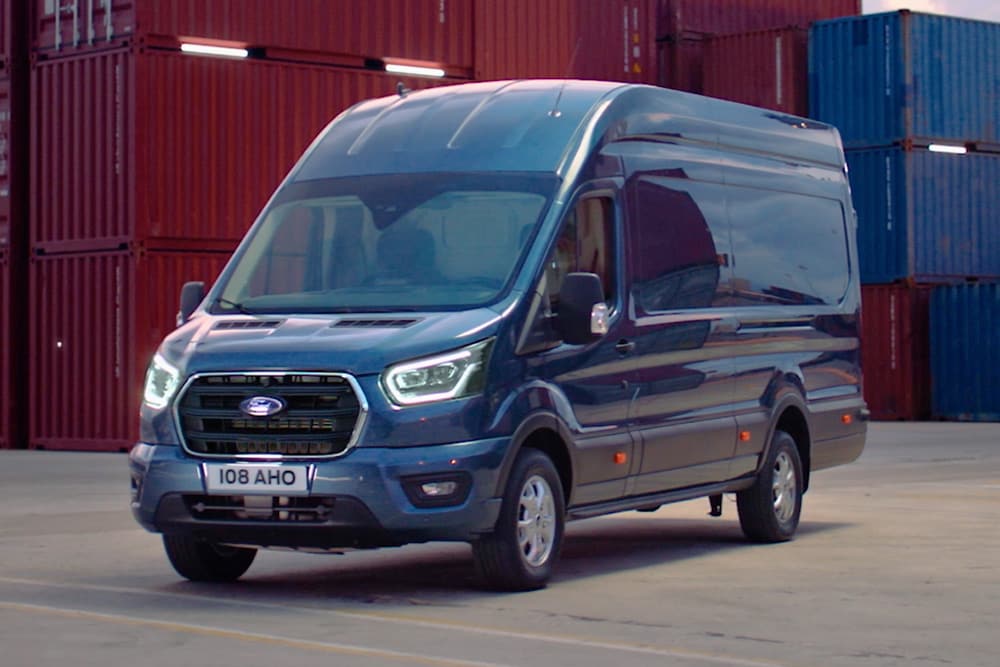 Modem-Datensymbole werden um ein blaues Ford-Fahrzeug in einer Werftumgebung angezeigt.