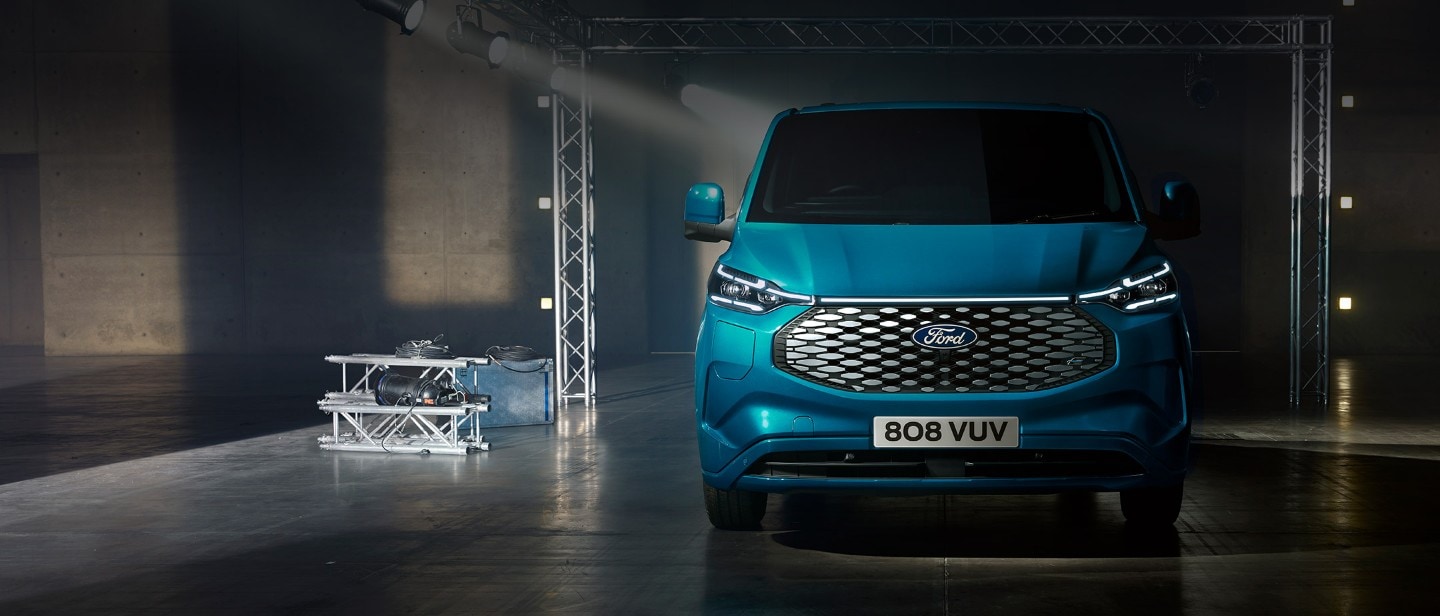 Ford E-Transit Custom in Blau. Detailansicht des Hecks mit „Custom“-Schriftzug