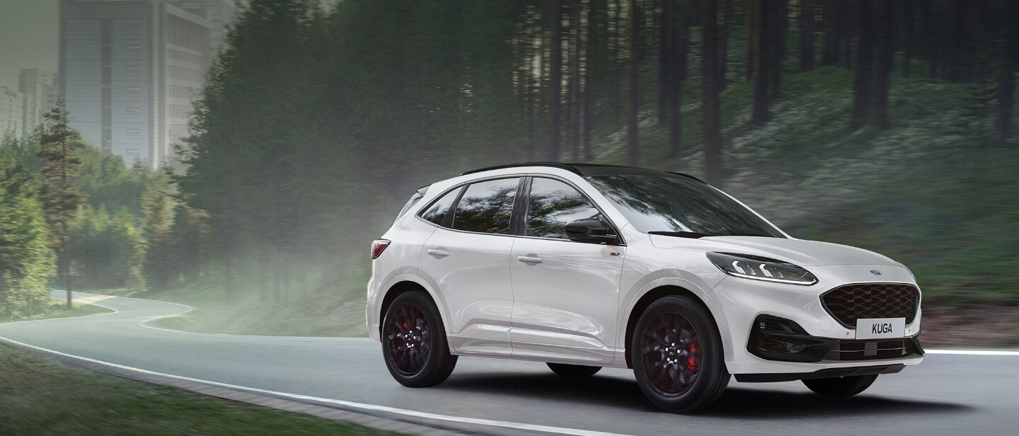 Ford Kuga Black Package in Weiß. Dreiviertelansicht, fahrend auf einer Straße.