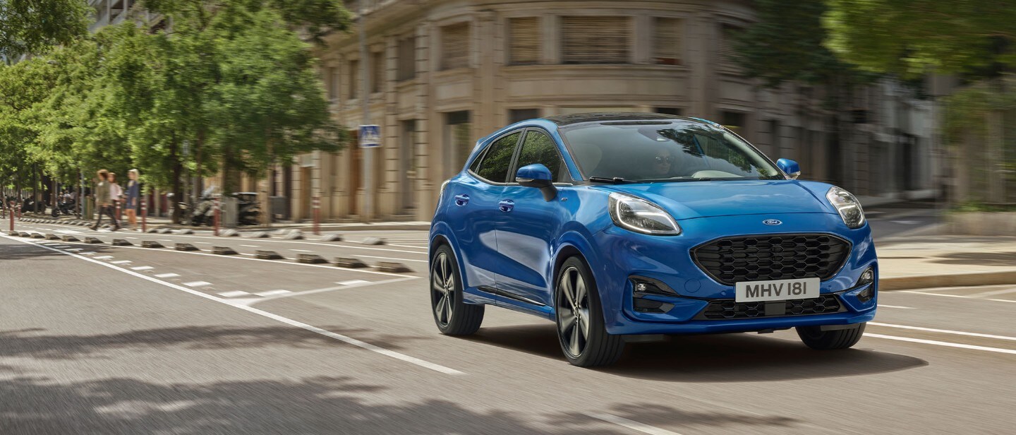 Blaue Ford Puma ST-Line auf einer Straße