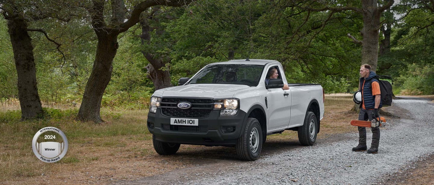 Ford Ranger in Weiß. Frontansicht, parkt auf einem Waldweg