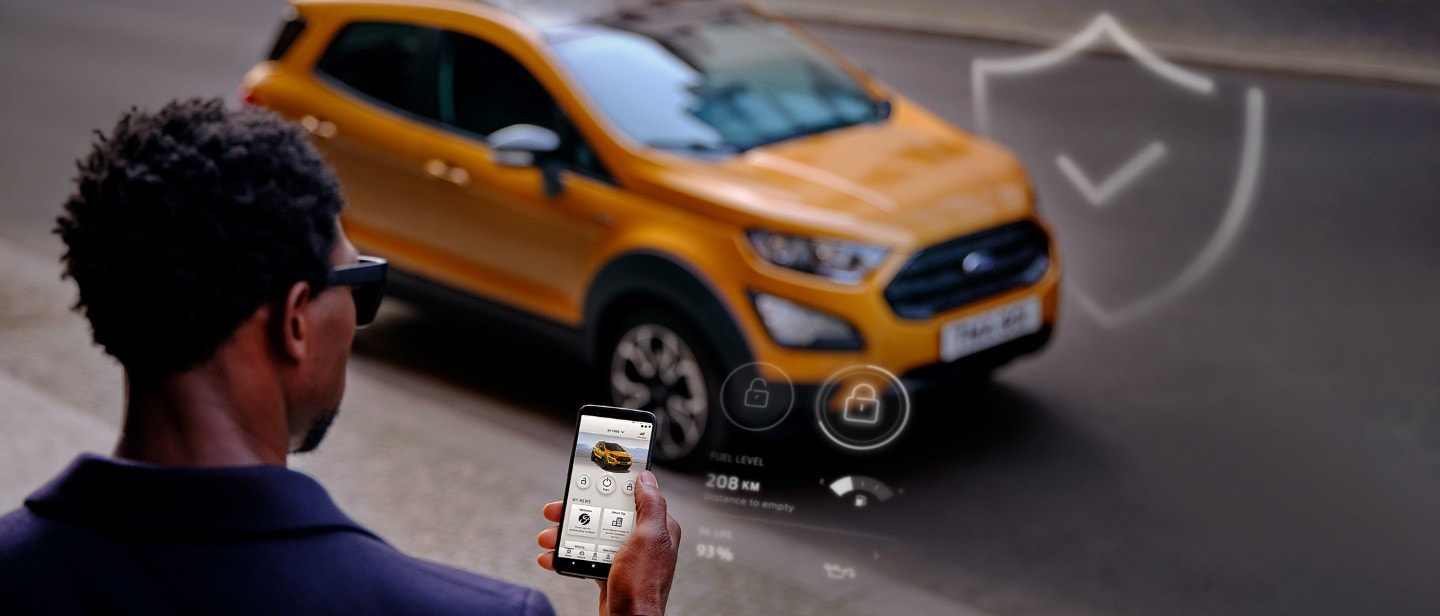 Mann sieht auf sein Smartphone mit geöffneter FordPass App.