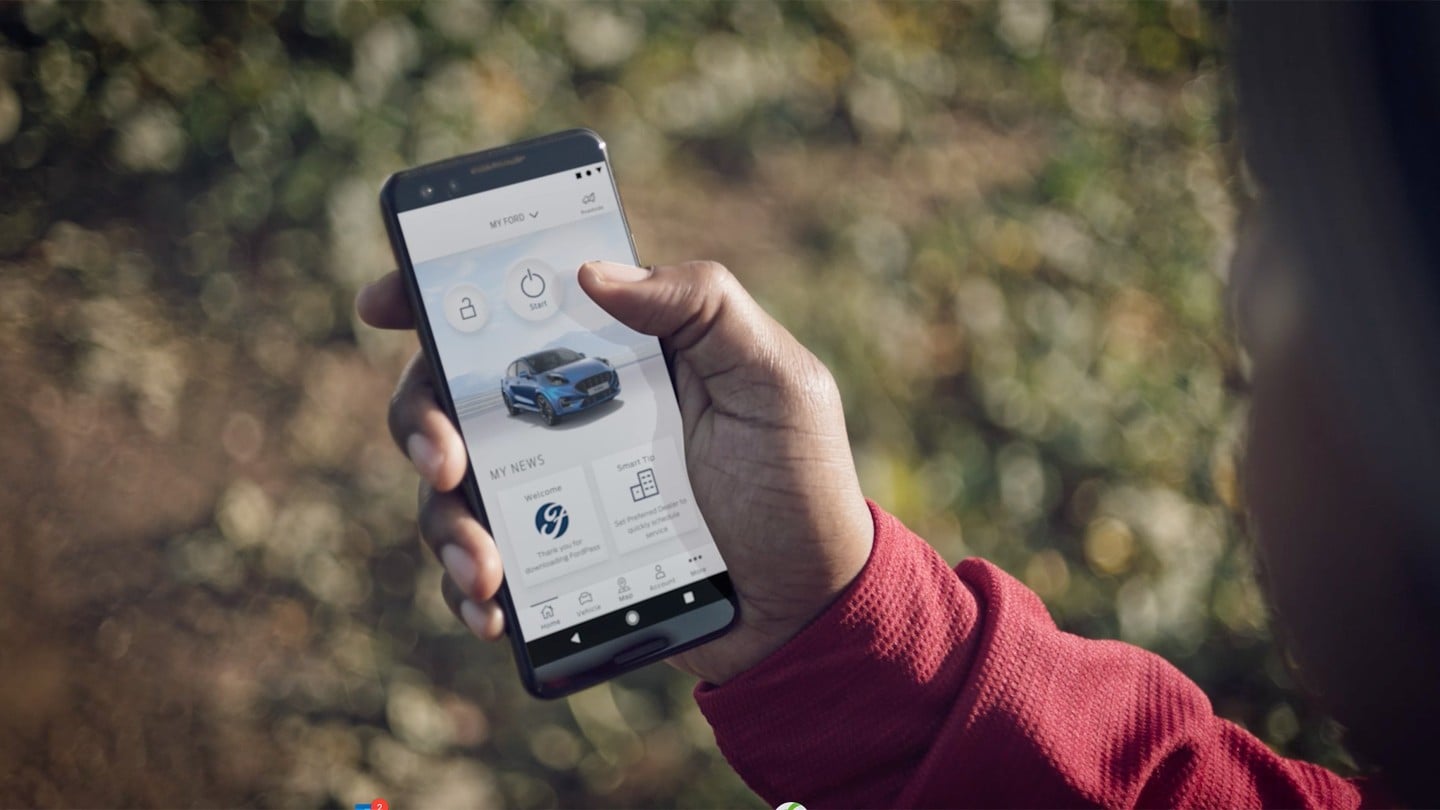 FordPass App auf einem Smartphone mit einem graunen dem Display