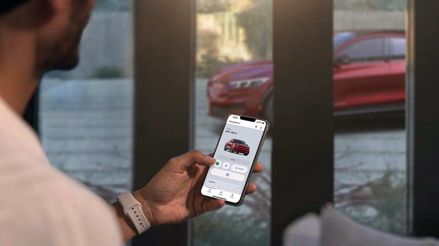Mann hält Mobiltelefon in der Hand