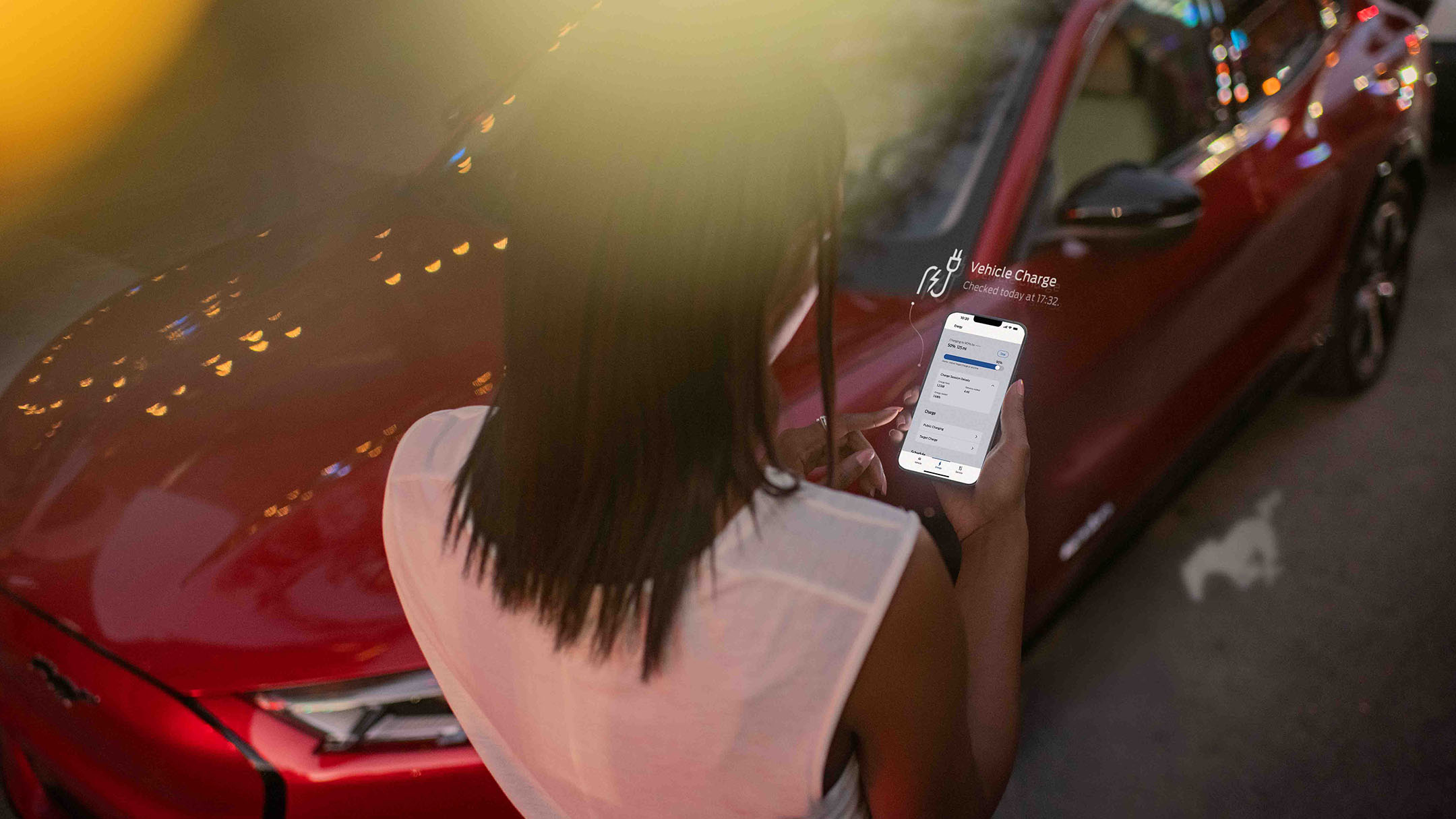 Mann sieht sich auf einem Smartphone die Ford App an