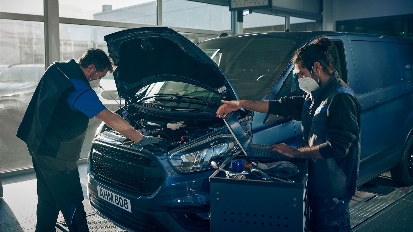 Ford Mechaniker arbeiten an einem Ford Nutzfahrzeug