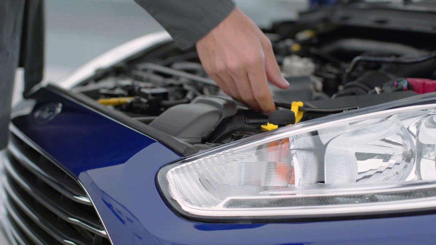 Hier erfahren Sie wie man die Motorhaube richtig öffnet und schließt.