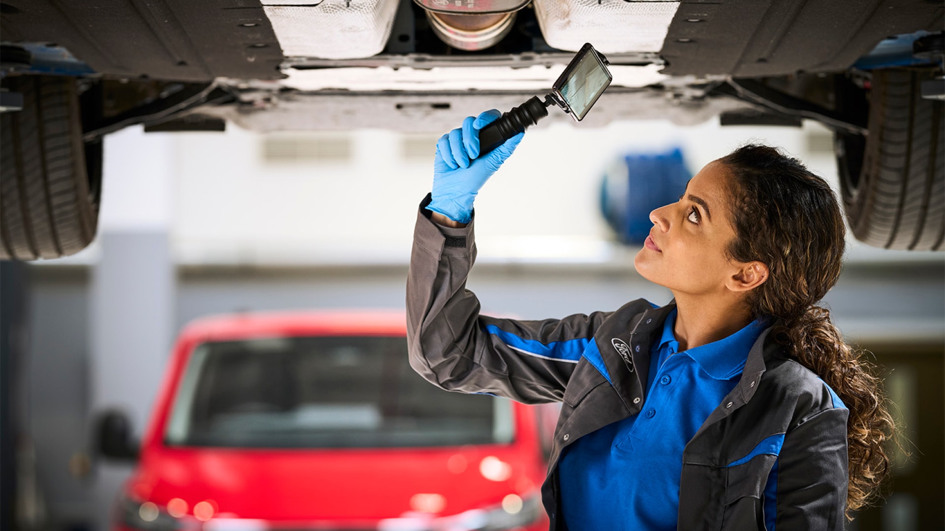 Ein Ford Mechaniker führt den Ford Video Check während des Services durch.
